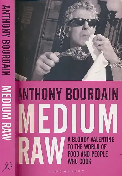 Naslovnica: Medium Raw: A Bloody Valentine to the World of Food and the People Who Cook