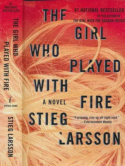 Naslovnica: The Girl Who Played with Fire: A Lisbeth Salander Novel (The Girl with the Dragon Tattoo Series)